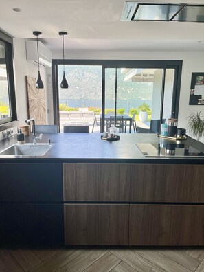 Een koelkast, een microgolfoven, een oven, een kookplaat