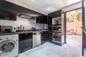 Kühlschrank, Mikrowelle, Ofen, Herdplatte