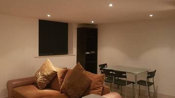 Apartment, 1 Queen Bed | Living area