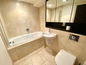 Apartment, 1 Queen-Bett | Badezimmer | Dusche, Handtücher, Seife