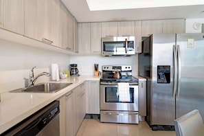 Fridge, microwave, stovetop, dishwasher