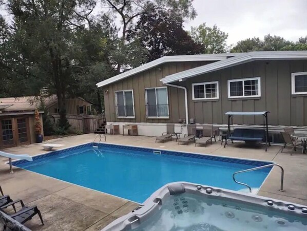 Alberca al aire libre y alberca climatizada