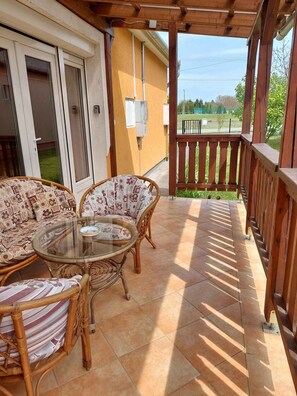 Terrace/patio - Holiday home for 6 people with large pool (Balatonszentgyörgy)