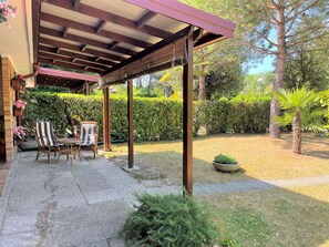 Outdoor dining - Holiday home Terraced house with private garden (Bibione)