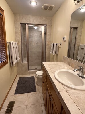 Duschwanne, Haartrockner, Handtücher, Seife