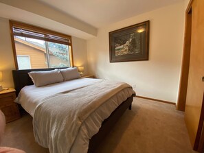 3 bedrooms, iron/ironing board, free WiFi, bed sheets - Spacious 3Bed 2.5Bath  and within 15min to world class skiing. (Edwards)