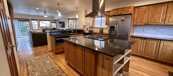 Spacious 3Bed 2.5Bath and within 15min to world class skiing.