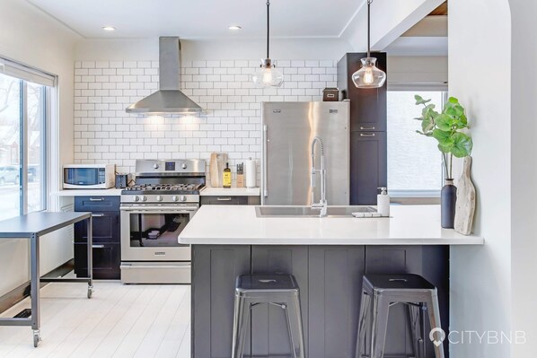 Fridge, microwave, oven, stovetop - Strathcona. Sleeps 6. Steps from Whyte Ave. (Edmonton)