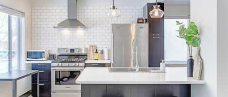 Réfrigérateur, micro-ondes, four, plaque de cuisson