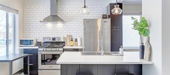 Strathcona. Sleeps 6. Steps from Whyte Ave.