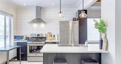 Strathcona. Sleeps 6. Steps from Whyte Ave.