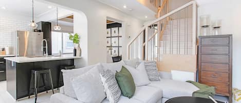 テレビ、暖炉、書庫、書斎 / ワークスペース