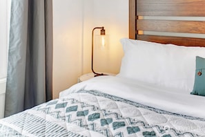 3 bedrooms, iron/ironing board, travel crib, WiFi - Strathcona. Sleeps 6. Steps from Whyte Ave. (Edmonton)