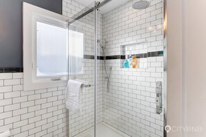 Badewanne, Haartrockner, Handtücher, Seife