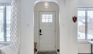 Interior - Strathcona. Sleeps 6. Steps from Whyte Ave. (Edmonton)