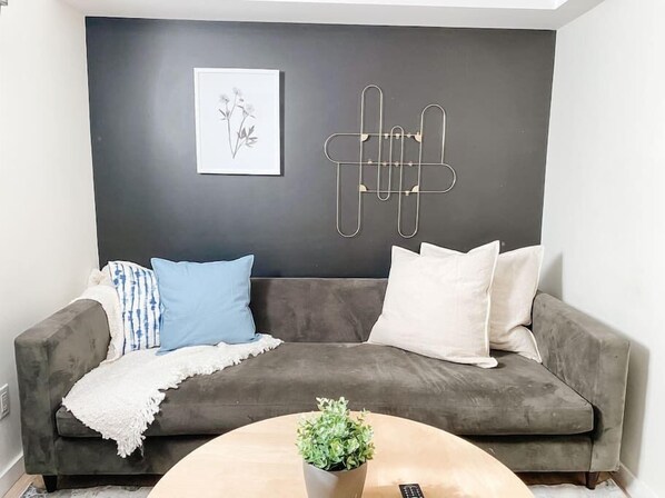 TV - Strathcona Guest Suite. Sleeps 4 . (Edmonton)