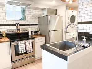 Fridge, microwave, oven, stovetop - Strathcona Guest Suite. Sleeps 4 . (Edmonton)