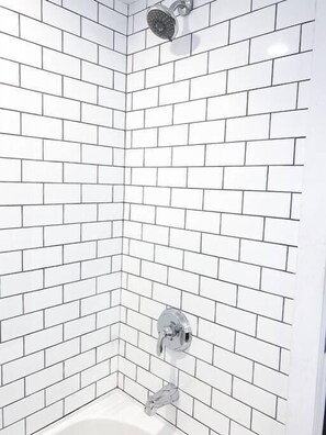Bathtub, hair dryer, towels, soap - Strathcona Guest Suite (Edmonton)