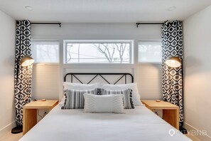 1 bedroom, iron/ironing board, travel crib, WiFi - Parkallen Guesthouse. Near U of A. Whyte Ave. (Edmonton)