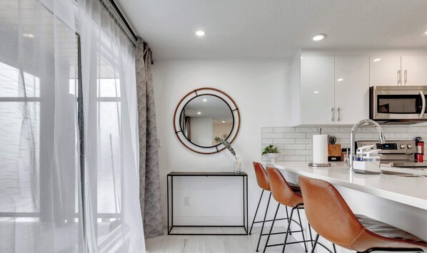 Fridge, microwave, oven, stovetop - Parkallen Guesthouse. Near U of A. Whyte Ave. (Edmonton)