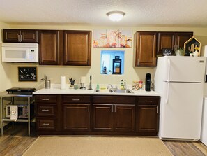 Refrigerador, microondas, parrilla de estufa y cafetera y tetera 