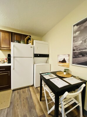 Refrigerador, microondas, parrilla de estufa y cafetera y tetera 