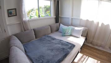 2 slaapkamers, een bureau, een strijkplank/strijkijzer, reisbedje