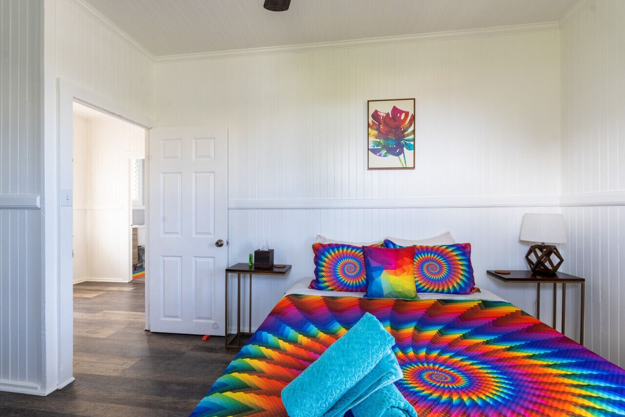 2 slaapkamers, een bureau, een strijkplank/strijkijzer, reisbedje