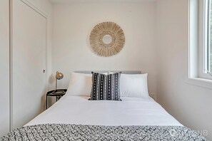 3 Schlafzimmer, Schreibtisch, Bügeleisen/Bügelbrett, Reisekinderbett