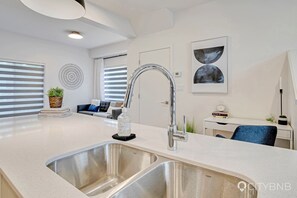 Interior - Glenwood. Sleeps 6. 8 mins to WEM. (Edmonton)