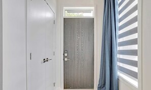 Interior - Glenwood. Sleeps 6. 8 mins to WEM. (Edmonton)