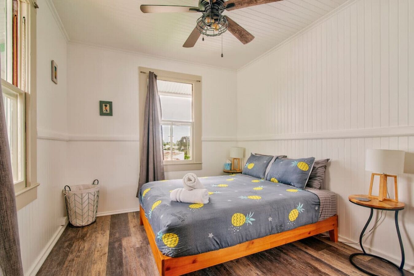 2 Schlafzimmer, Schreibtisch, Bügeleisen/Bügelbrett, Reisekinderbett
