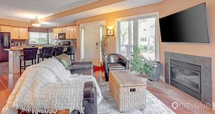 Cloverdale. Sleeps 4. Steps from River Valley.