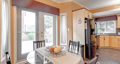 Cloverdale. Sleeps 4. Steps from River Valley.