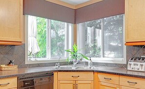 Kjøleskap, mikrobølgeovn, kokeplater og oppvaskmaskin