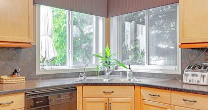 Cloverdale. Sleeps 4. Steps from River Valley.