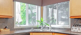 Cloverdale. Sleeps 4. Steps from River Valley.