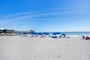 En la playa, camastros y toallas de playa 