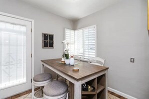 Dining - Cheerful 2B/1B Home in Prime Location-Free Parking (Fresno)