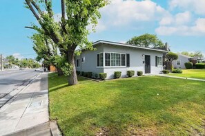 Exterior - Cheerful 2B/1B Home in Prime Location-Free Parking (Fresno)