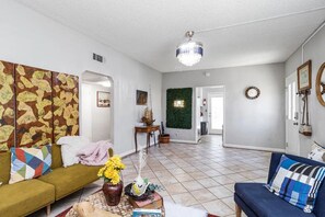 Living area - Cheerful 2B/1B Home in Prime Location-Free Parking (Fresno)