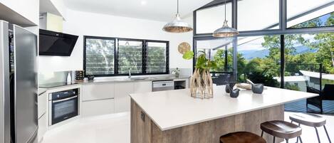 Jääkaappi, mikroaaltouuni, uuni, liesi