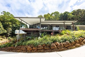 Exterior - Treetops Retreat: A Serene Rainforest Escape with Mountain Views (Brinsmead)