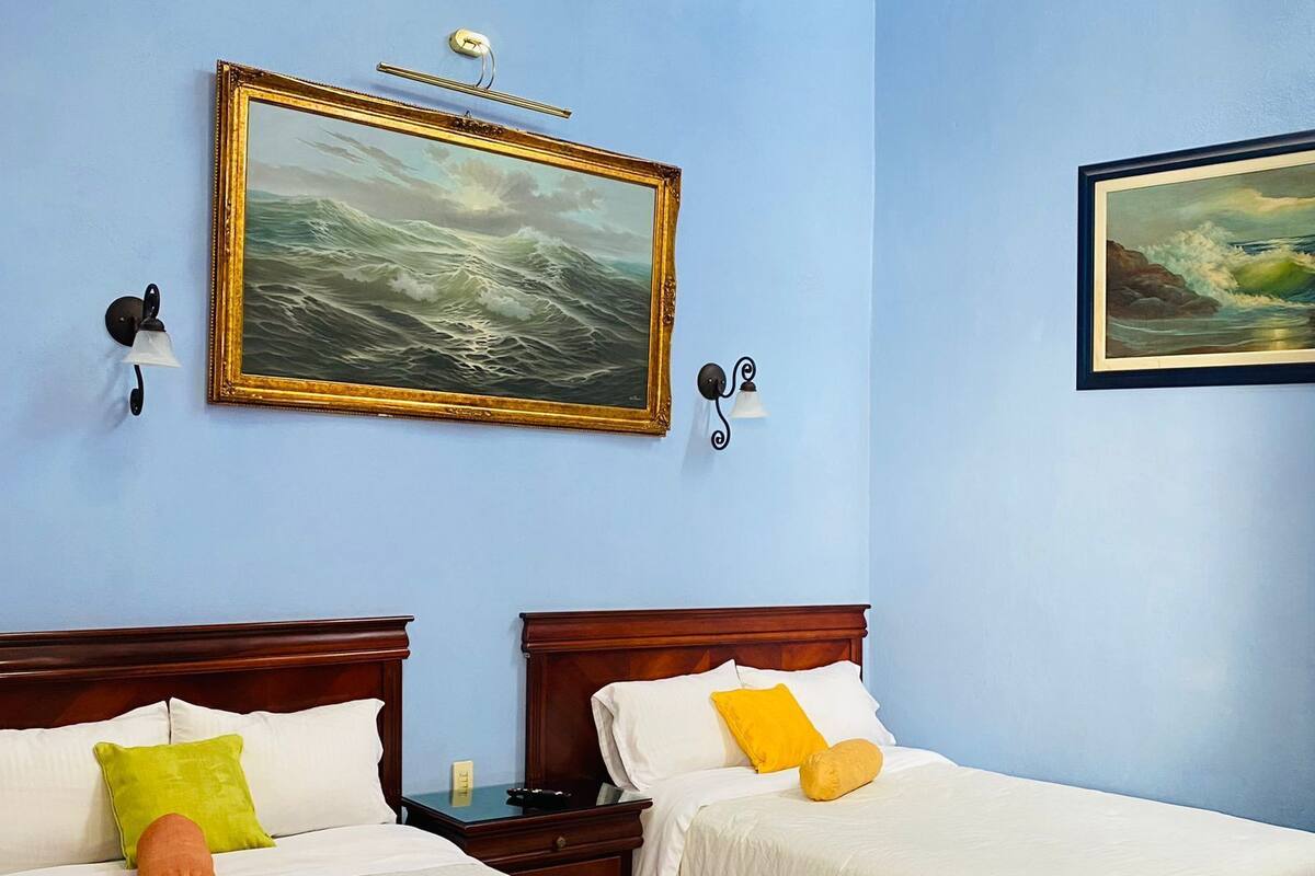 Habitación familiar | Ropa de cama hipoalergénica y tabla de planchar con plancha