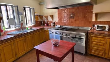Full-size fridge, microwave, oven, stovetop