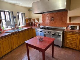 Refrigerador con freezer, microondas, horno, placa de cocina