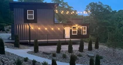 The Mahoning River Lodge Container with hot tub