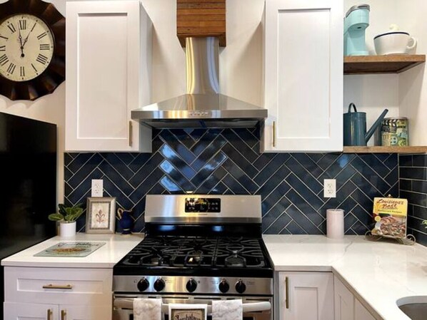 Frigorifero, microonde, forno, piano cottura