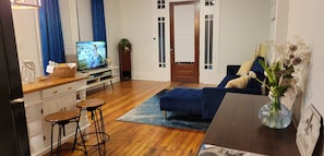 Smart TV, lettore DVD, libri, videoteca