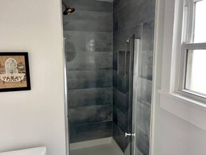 Duschwanne, Handtücher, Seife, Toilettenpapier